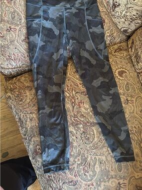 Active Life Black & Dark Gray Camo Leggings